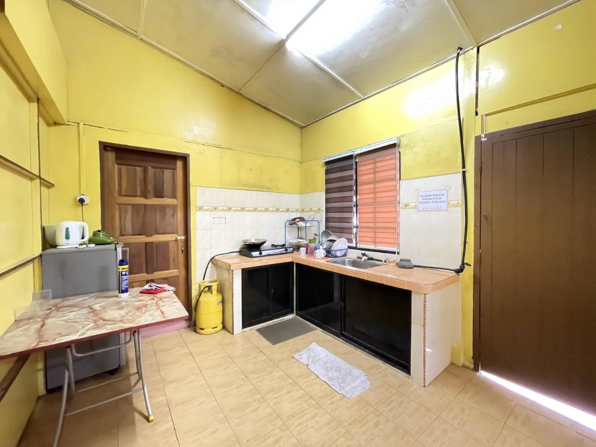 Aiza Homestay Opposite Abang Strawberry Taman Sedia Tanah Rata Exterior foto
