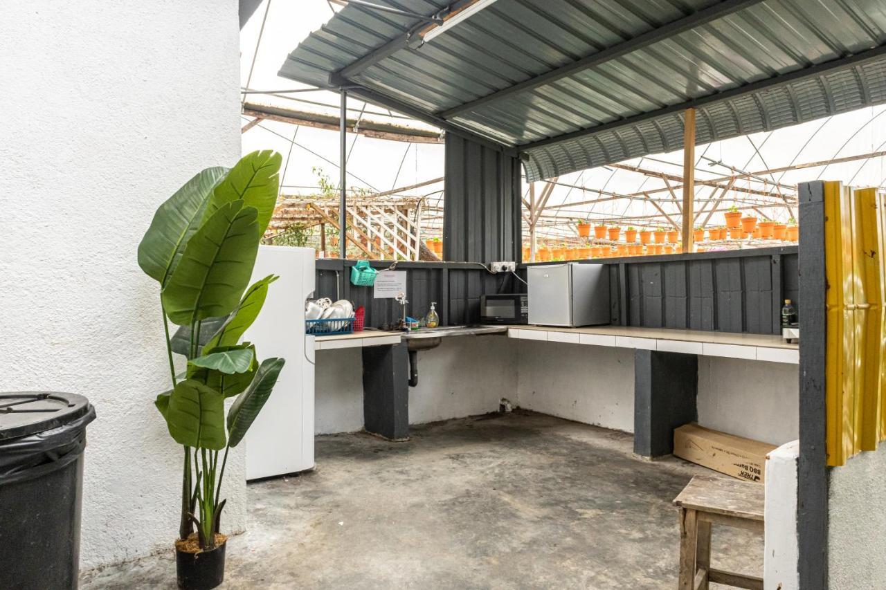 Aiza Homestay Opposite Abang Strawberry Taman Sedia Tanah Rata Exterior foto